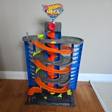 Hot Wheels City Mega Garage