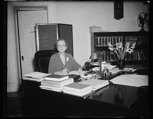 Photo woman desk - at,