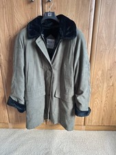 Ladies  Coat.  Size 18.  Green with detachable faux fur lining.