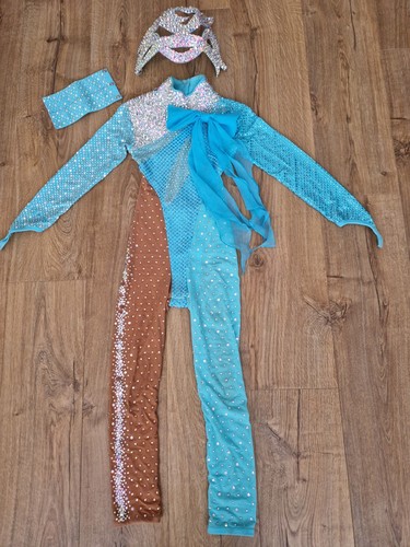 Girls solo dancing - , sequin