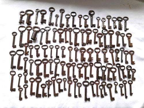 Joblot 103 vintage keys - a, x