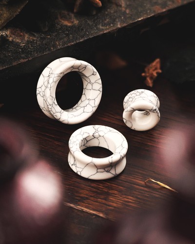 White howlite tunnel - /, plug