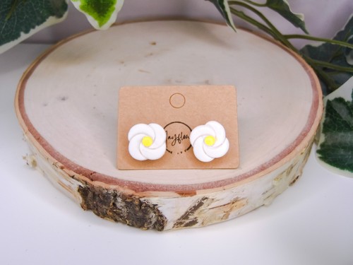 White flower studs gardenia - white,