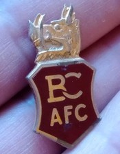VINTAGE 1987 BRADFORD CITY FOOTBALL B.C.A.F.C, BOAR HEAD SHIELD ENAMEL PIN BADGE
