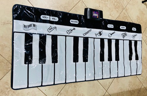 Key gigantic piano keyboard - gigantic,