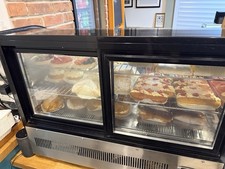 Over-the-Counter Cake/Meat Display Fridge with Removal Glass Shelves Used