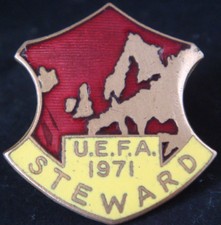 THE FOOTBALL ASSOCIATION 1971 UEFA STEWARD Badge Brooch pin In gilt 32mm x 34mm