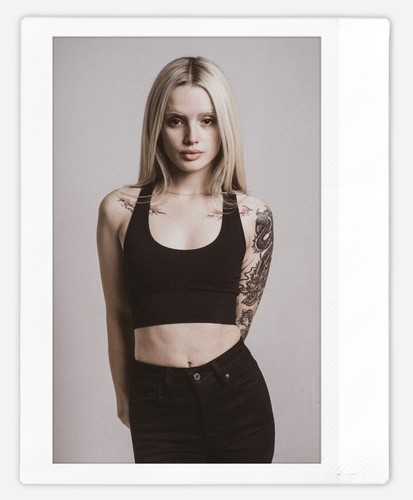 Art model bradley instax - art,