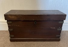 SOLID PINE VINTAGE WOODEN CHEST, NICE BRASS EDGE DETAILS, LOCKS BUT NO KEY