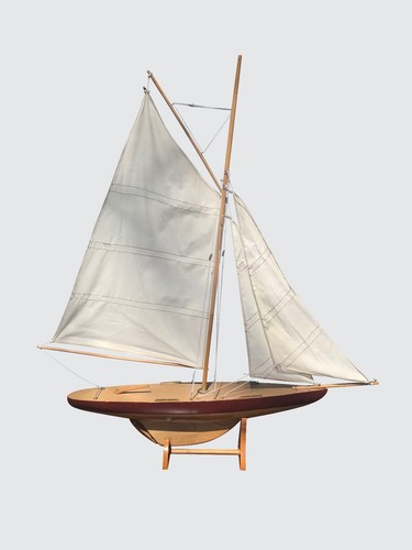 Vintage model pond - boat, sloop