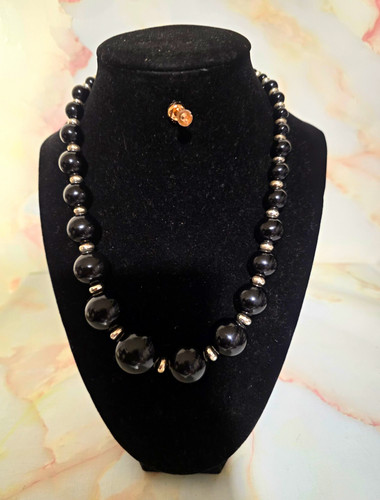 Black plastic beaded necklace - black,