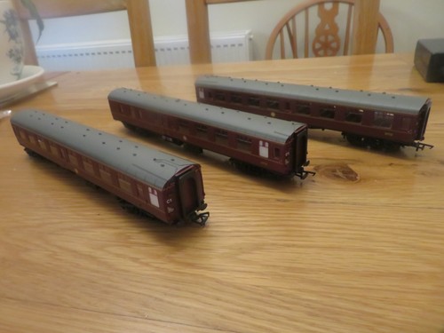 Hornby maroon coaches - hornby,