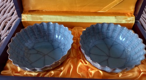 Twin celadon bowls with - bowls,