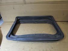Isuzu Trooper Duty 3.0 Mk2 bonnet panel intercooler intake vent seal mount