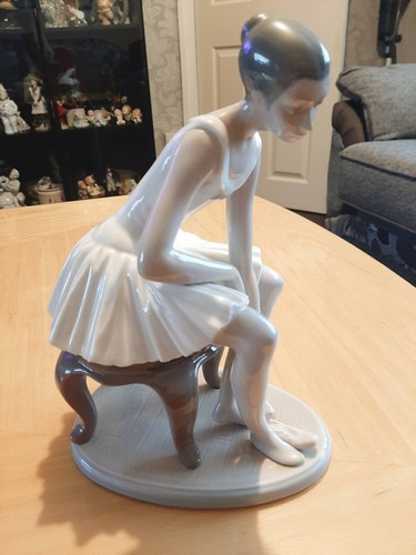 Nao lladro figurine joy a - figurine,