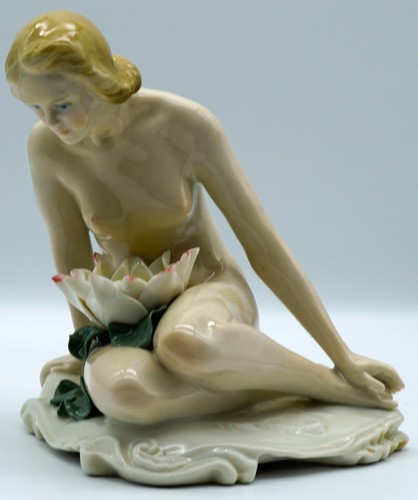 Nude lady figurine - lady, with