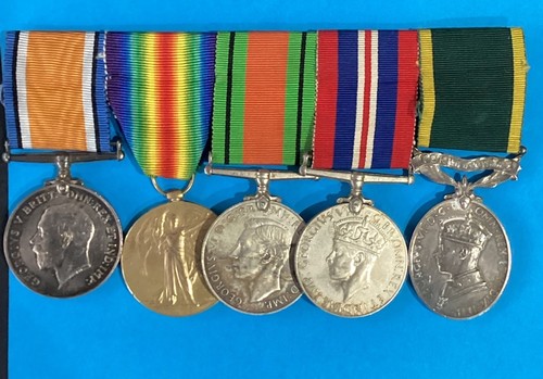 Ww1 ww2 medals wood - wood.,