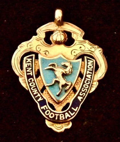 4gm 9ct gold enamel football - 9ct,
