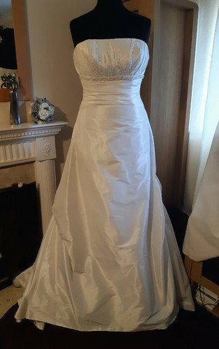 Stunning ivory wedding dress - stunning,