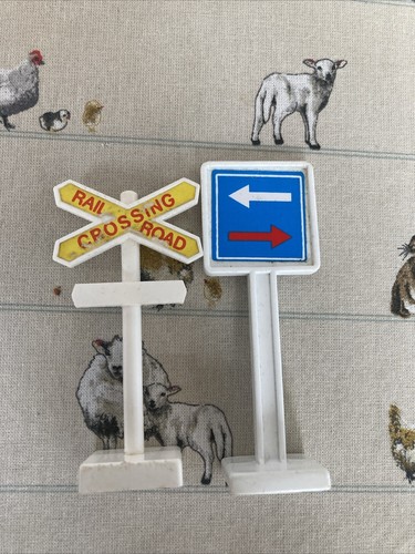 Vtg tomy railroad crossing - vtg,