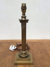 ELEGANT ANTIQUE BRASS CORINTHIAN COLUMN TABLE LAMP, FULLY REWIRED 36cm High