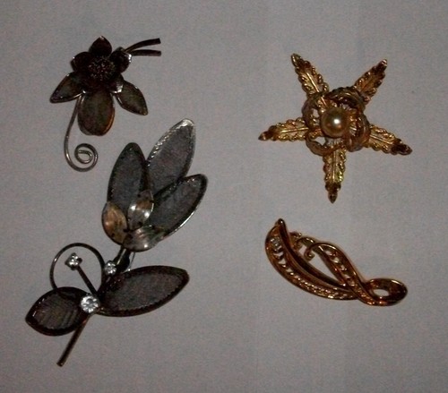 Costume jewellery brooches - jewellery-brooches,