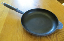 Le Creuset Cast Iron Frying Pan with Phenolic Handle (24) Blue