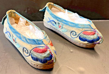 ANTIQUE CHINESE EMBROIDERED SILK SLIPPERS / SHOES