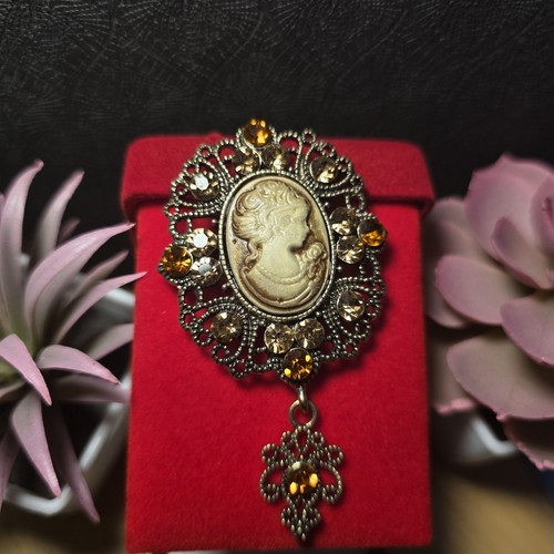 Vintage lady queen brooch gold - lady,
