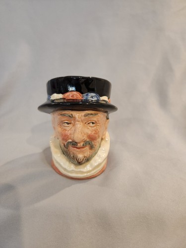 Royal doulton beefeater mini - beefeater,