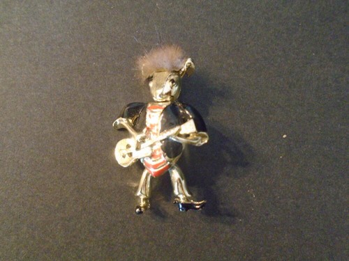 Unusual brooch animal playing - unusual,
