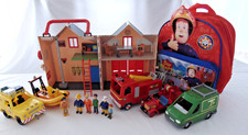 FIREMAN SAM DELUXE FIRE STATION WITH 5 VEHICLES, 6 FIGURES AND BACK PACK BAG
