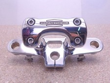 Fork bridge handlebar clamp