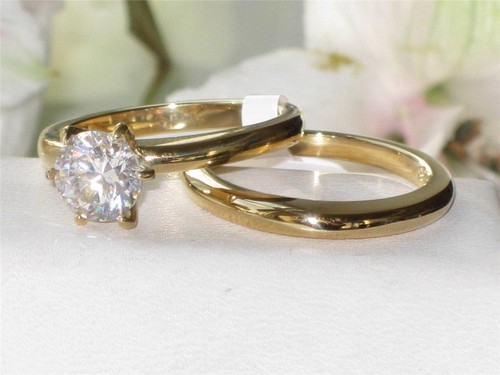 Ladies gold ring set solitaire