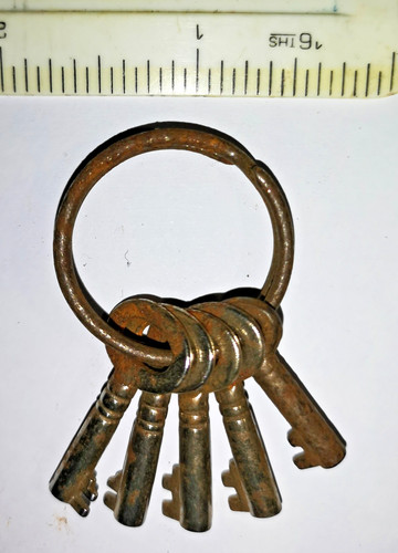 Bunch old jewel box keys - bunch,