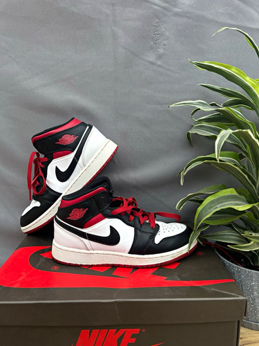 Nike air jordan mid - air,
