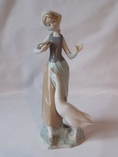 LLADRO PORCELAIN FIGURE GIRL