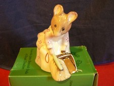 BESWICK Beatrix Potter HUNCA MUNCA SWEEPING BP9b Gold Dustpan Boxed
