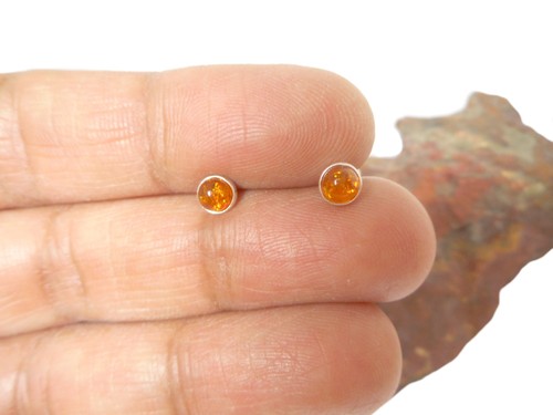 Small amber stud - small, 5
