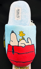 PEANUTS Snoopy On Doghouse w/