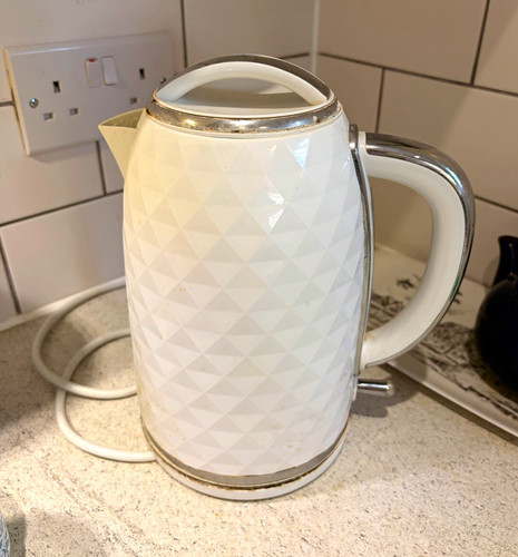 White plastic kettle - &, 2-slice