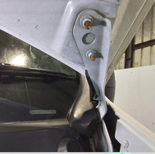 BONNET HINGE LH NISSAN NV400