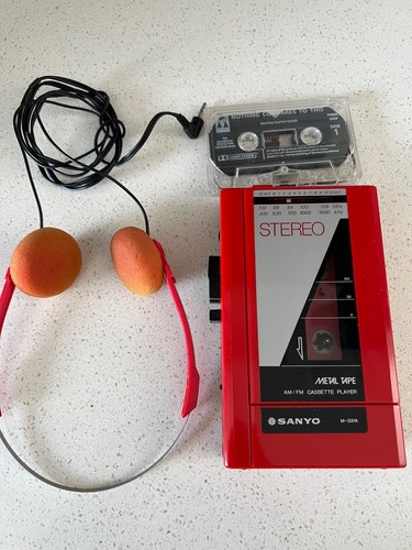 Red sanyo g31a - retro, 80's