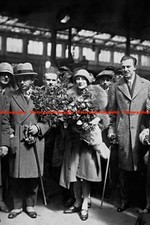 F020266 Russian ballerina Anna Pavlova upon arrival in Paris Train station Paris