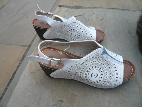 Pavers size white sandals - size, 5