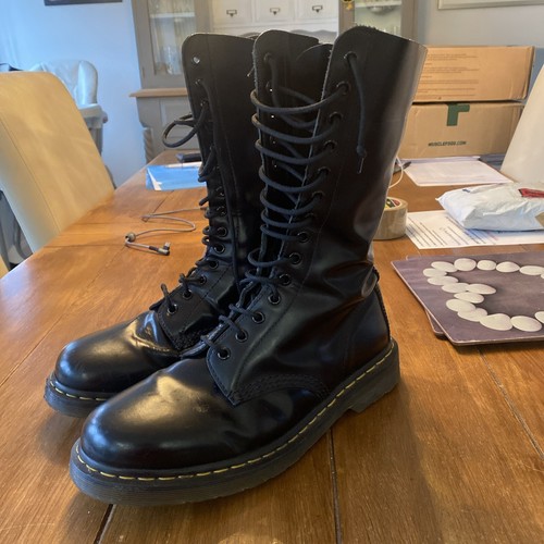 Martens airwair hole - dr,