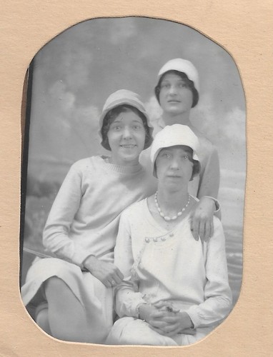 Vintage 1920s women - vintage,