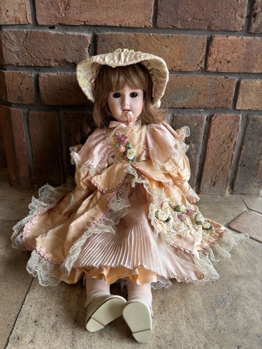 Rare mundia collector doll - rare,