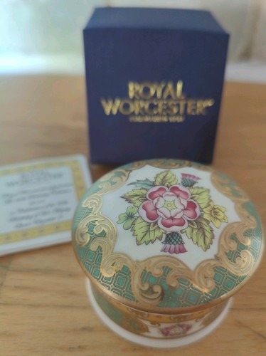 Royal worcester queen - worcester,