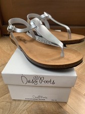 BNIB Daisy Roots Champagne